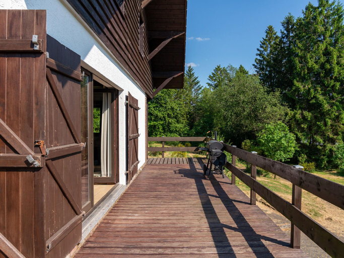 Typical Ardennes chalet with hot tub, Liège
