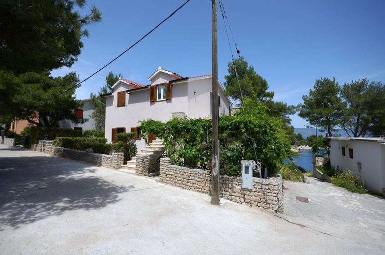 Others 2, Pavao Apartments, Jelsa