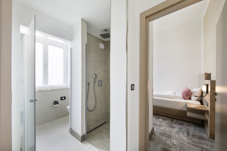 Bathroom 3, Hotel Kaiserhof Bitterfeld, Anhalt-Bitterfeld