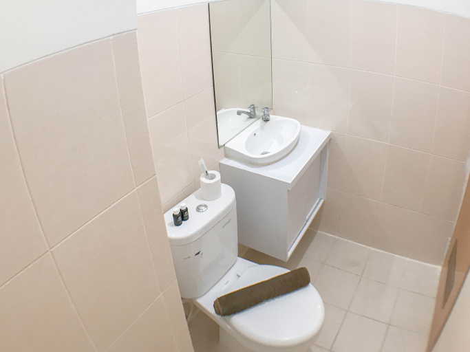 Bathroom 5, Minimalist and Cozy Studio Bale Hinggil Apartment By Travelio, Surabaya