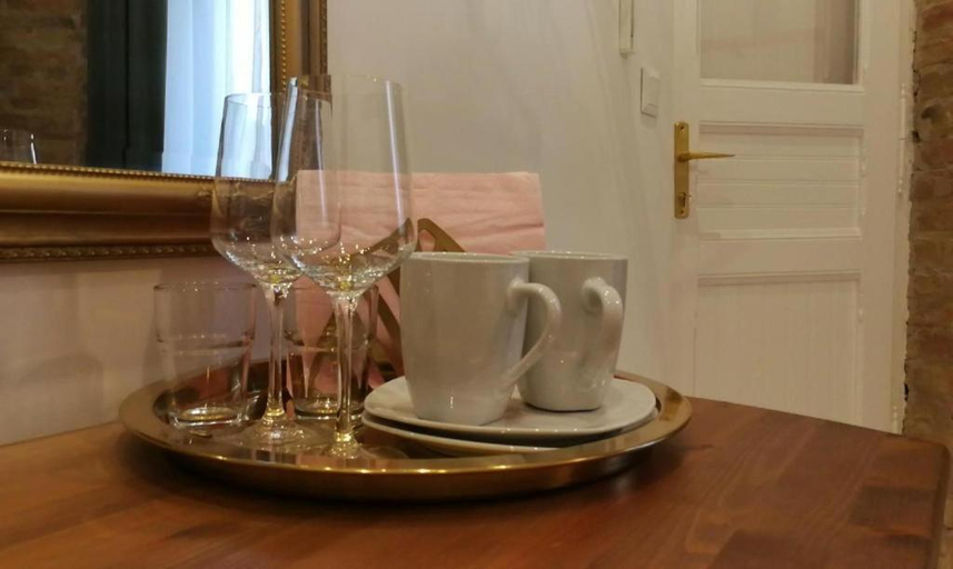 Others 3, Golden Leaf Apartment, Budapesti