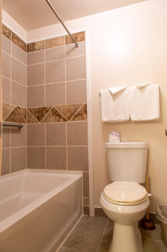 Bathroom, Sis Q Inn, Siskiyou