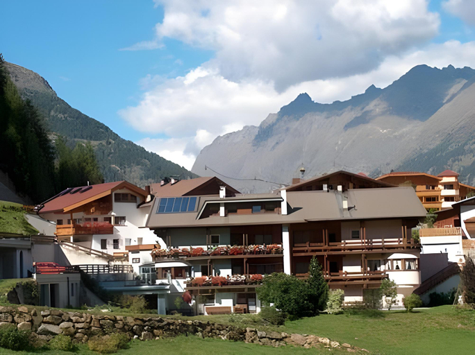 Others 5, Appartementhaus im Winkel, Imst