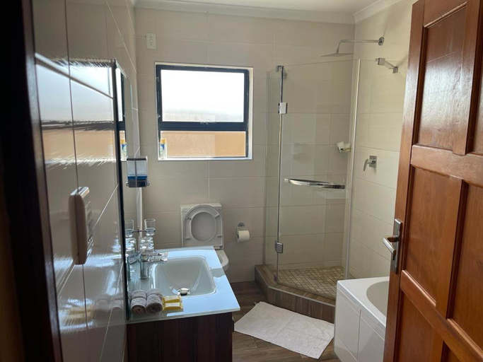 Bathroom 4, Thokomala Guest House, Ekurhuleni
