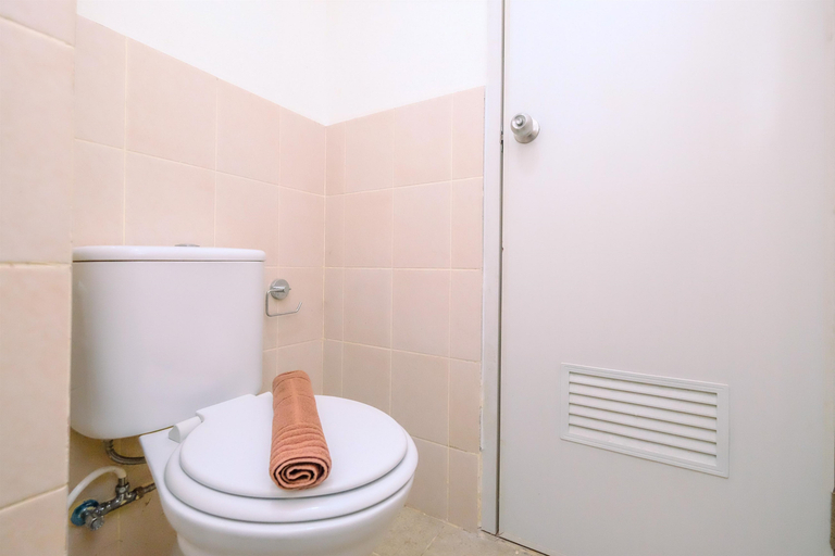 Bathroom 5, Homey and Restful 2BR Podomoro Golf View Apartment By Travelio, Bogor