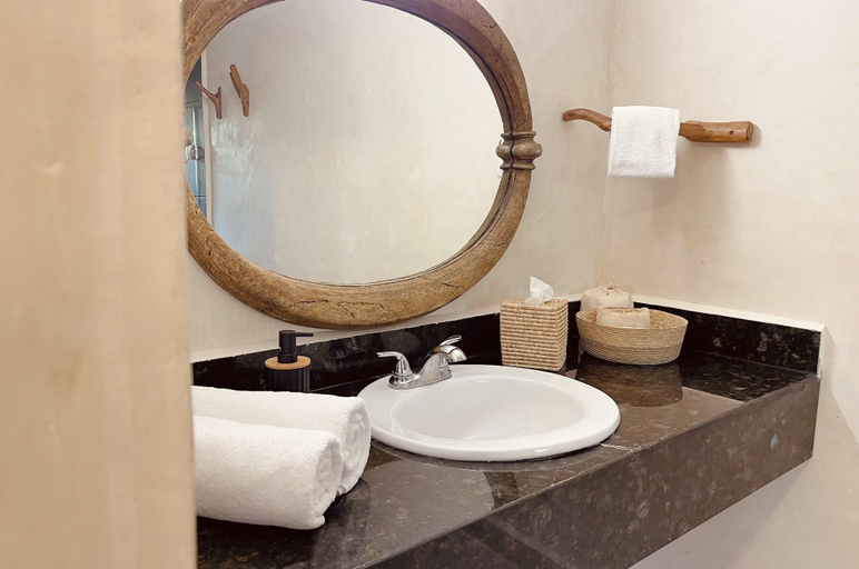 Bathroom 4, Akalki, Othón P. Blanco