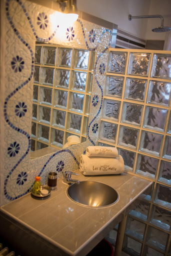 Bathroom 4, Les 3 Metis, Analamanga
