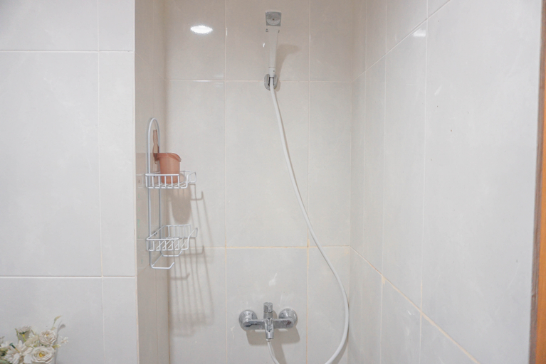 Bathroom 5, Comfy Studio at 2nd Floor Evenciio Margonda Apartment By Travelio, Depok