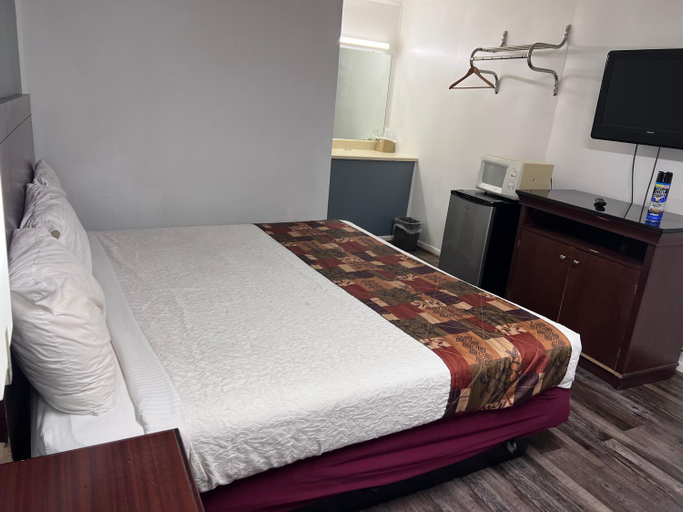 Bedroom 2, Smith Motel, Gordon