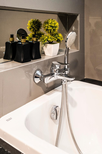 Bathroom 10