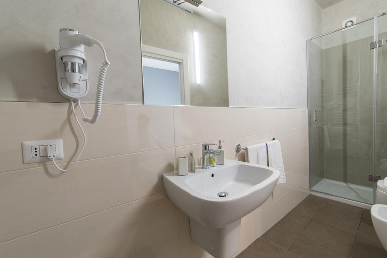 Bathroom 5, B&B 1951, Bari