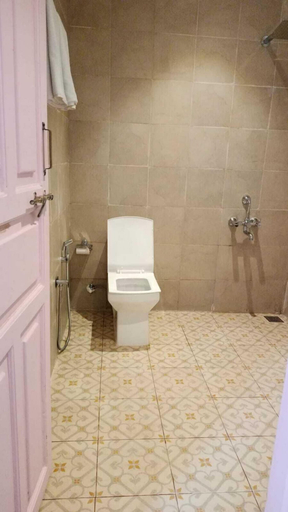 Bathroom, Cottages in Arambol close to Beach, North Goa