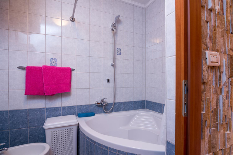 Bathroom 3, Apartments Marina, Okrug