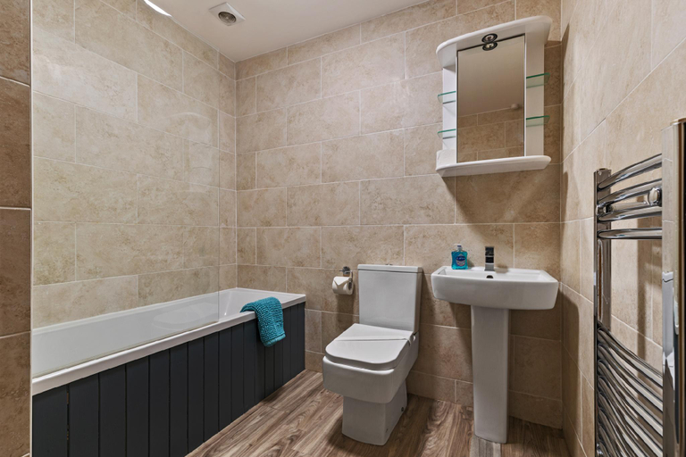 Bathroom 2, Sea Urchins Apartment - Sea Front with Views, Pembrokeshire