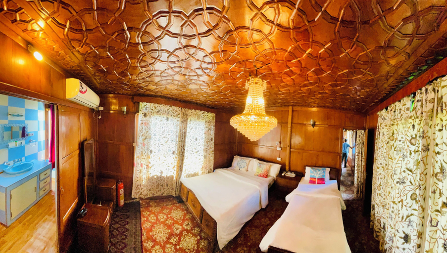 Bedroom 3, Dilshad Houseboats, Srinagar