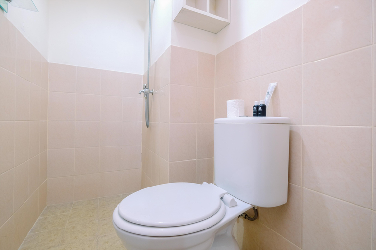 Bathroom 5, Good Choice and Homey Studio Podomoro Golf View Apartment By Travelio, Bogor