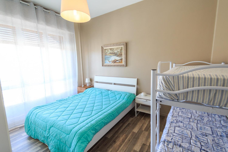 Others 4, Ampio appartamento con Box auto, Savona