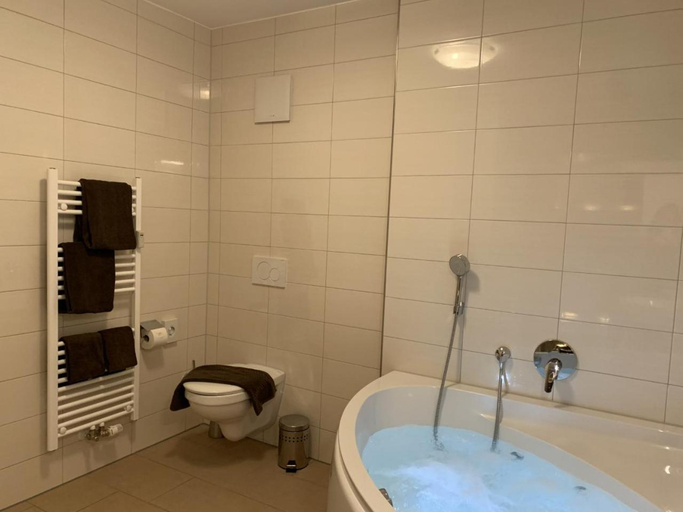 Bathroom 2, H&P Touristik Residenz Grafenmatt GRA-1-1, Breisgau-Hochschwarzwald