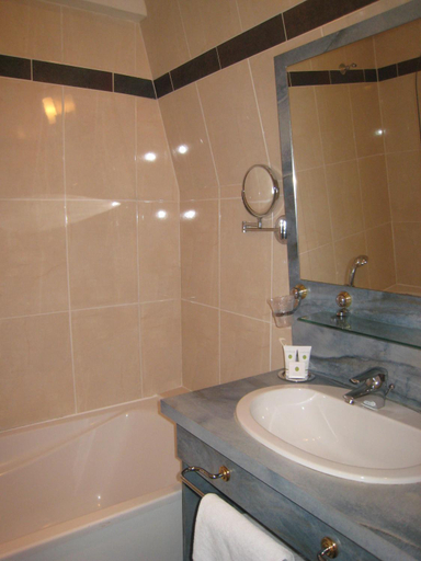 Bathroom 3, Hotel Les Marechaux, Yonne
