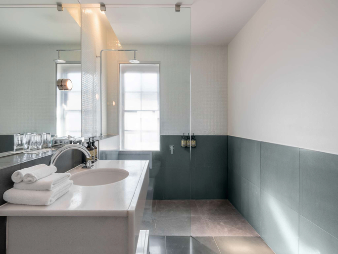 Bathroom 18