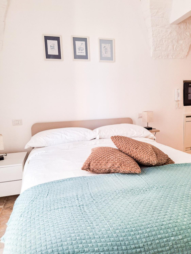 Others 4, Intrecci B&B, Bari