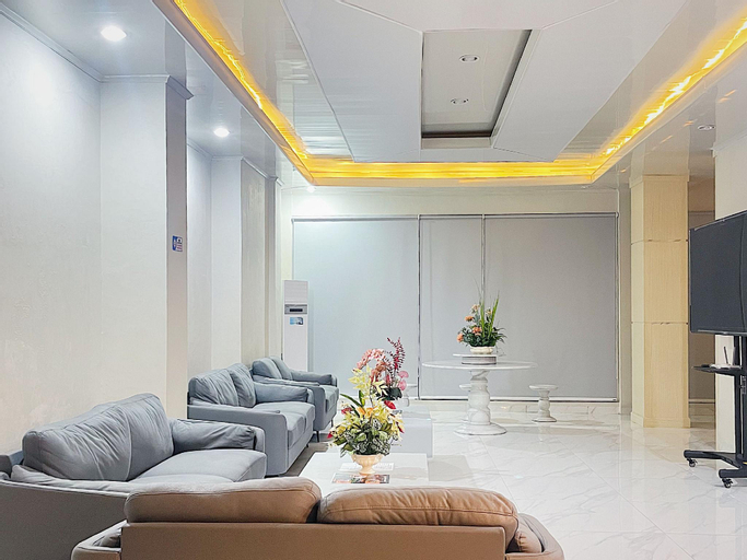 Public Area 2, Urbanview Hotel Wollangi Syariah Near Toko Alaska Makassar, Makassar