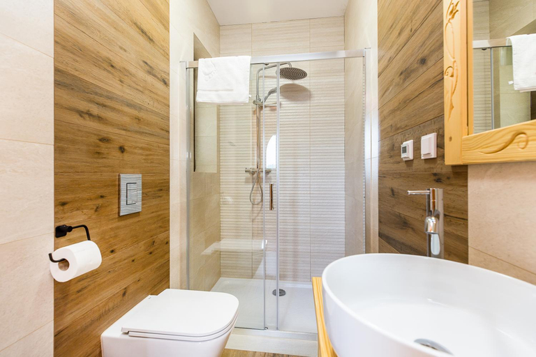 Bathroom 4, Mergen Bike & Ski Resort- basen, sauna, jacuzzi, Nowy Targ