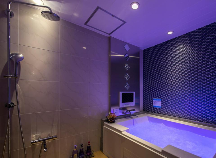 Bathroom 10