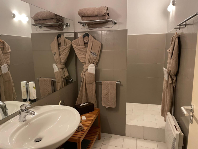 Bathroom 3, Logis Hotel de France & Restaurant Pamiers, Ariège