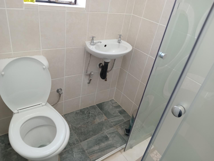 Bathroom 2, Ledoba Bed & Breakfast, Bobonong