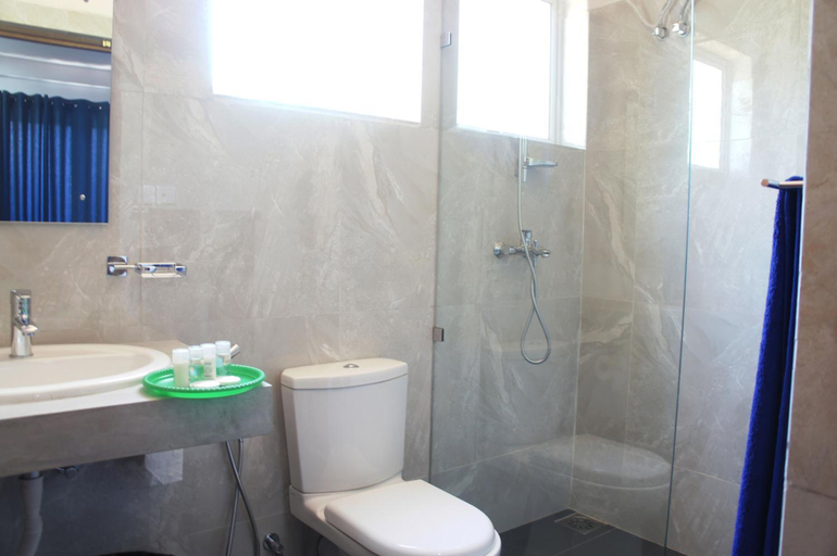 Bathroom 3, J's Villa, Nuwara Eliya