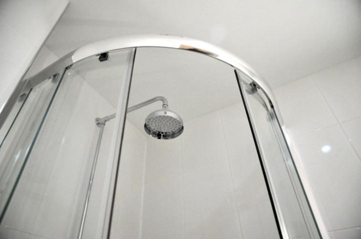 Bathroom 4, Royal George Hotel, Birmingham