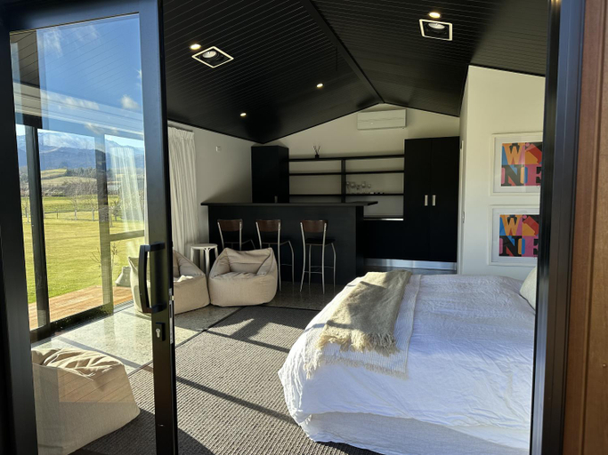 Others 2, Guest House with a Stunning View, Queenstown-Lakes