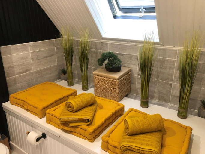 Bathroom 1, Grande Chambre Familiale JAUNE Tout Bonnement Bien, Calvados