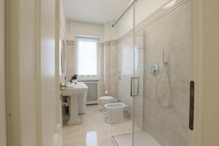 Bathroom 2, [New Modern Flat] 10 minutes walk from Central Station, Milano