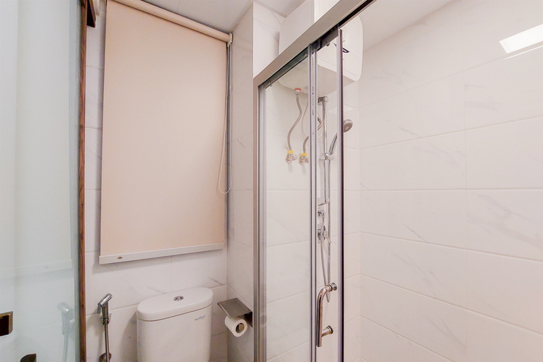 Bathroom 5, Comfortable 2BR at Sky House BSD Apartment By Travelio, South Tangerang