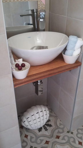 Bathroom, Romi', Bari