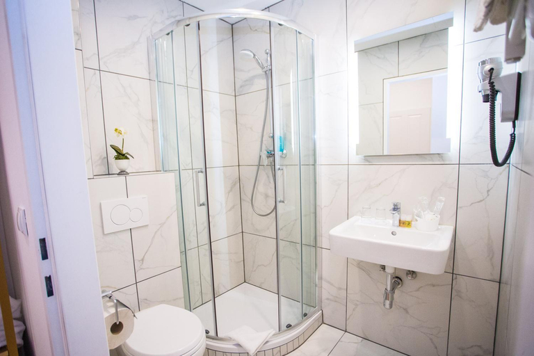 Bathroom 3, Pension Central I Self Check In I AC in all rooms, Wien