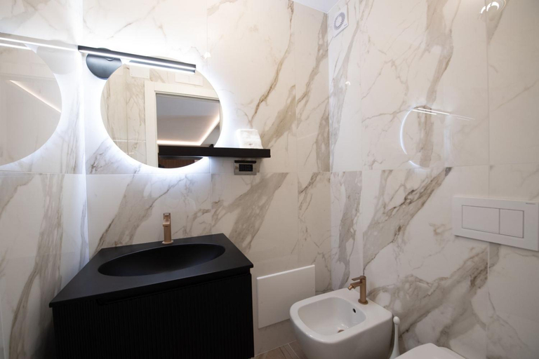 Bathroom 5, LA DEPENDANCE, Latina