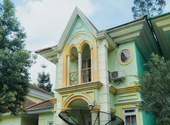 Exterior & Views