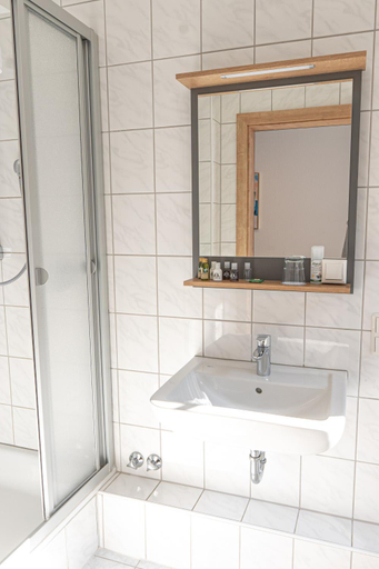 Bathroom 5, Hotel Dortmunder Hof, Würzburg