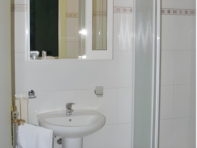 Bathroom 2, Al Cardinale Rooms & Studios, Lucca