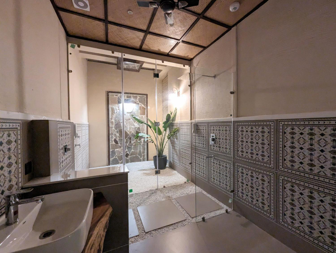 Bathroom 4, Cape House, Amritsar
