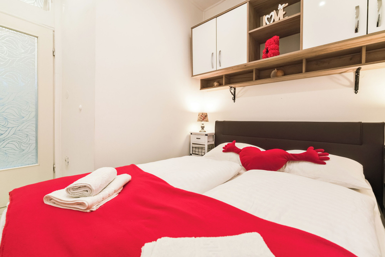 Bedroom 2, Emma, Bakar