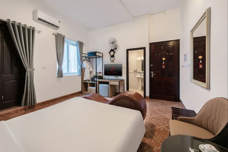 A25 Hotel - Doi Can 1 - Tap to explore photos