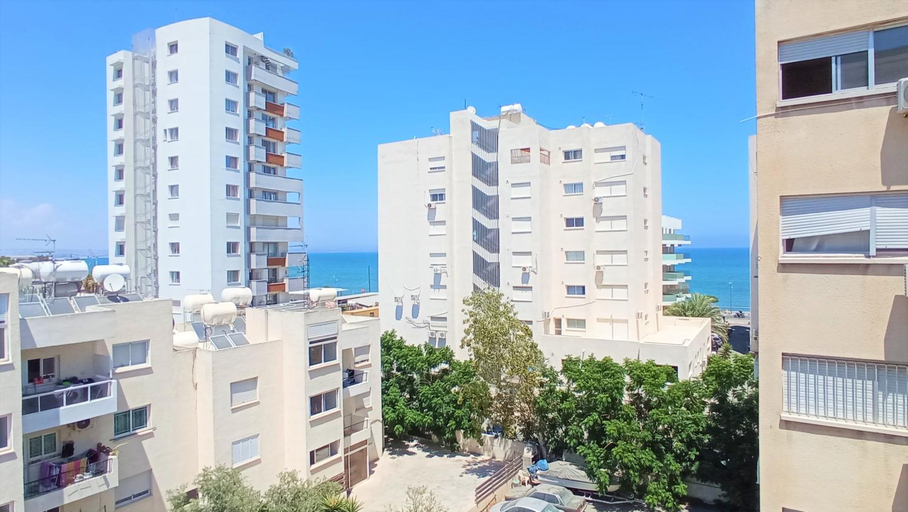Others 4, 5 min to the Beach Holiday Shared Apartment - private ROOM in 3 bdr Apt, Larnaca