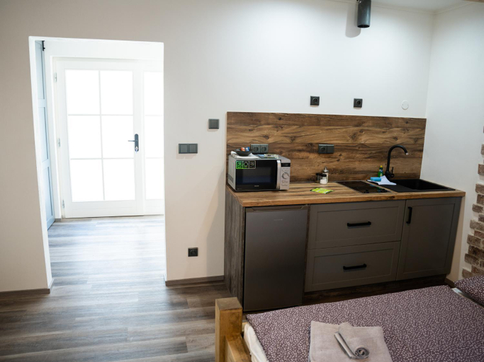 Others 3, Penzion u Orloje, Louny