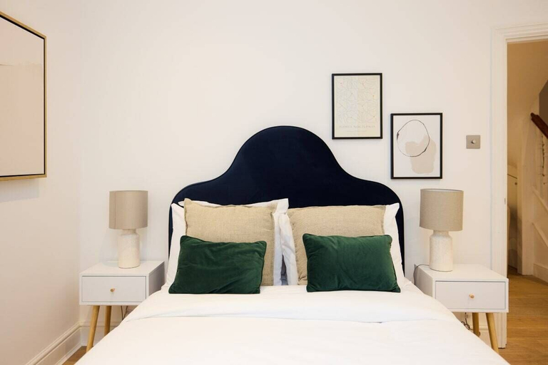 Bedroom 3, The Belsize Park Place - Charming 6bdr Home With Garden, London