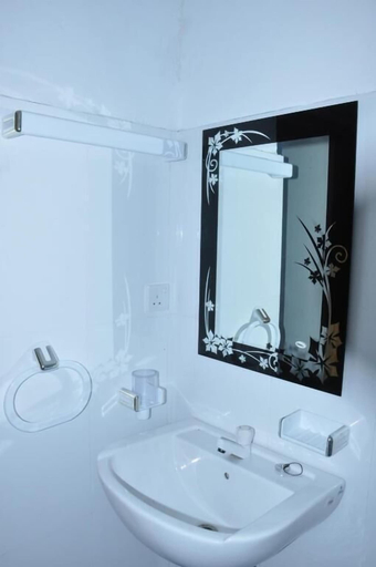 Bathroom, Hotel New Natraj, Trincomalee Town and Gravets