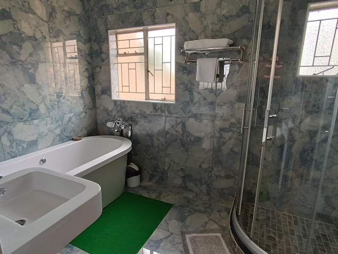 Others 5, Manasseh Guesthouse, Gaborone
